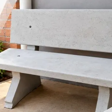 Banco de praça de concreto com encosto