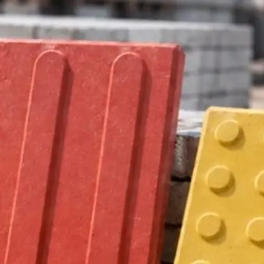 Piso tátil direcional vermelho e de alerta amarelo